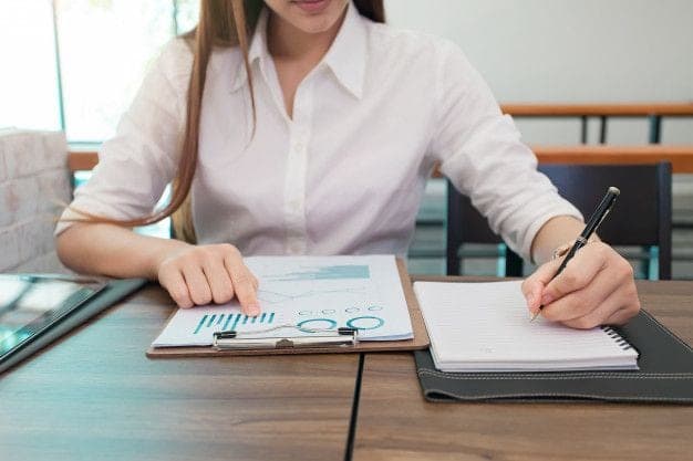 Profesional comercial buscando certificar sus competencias