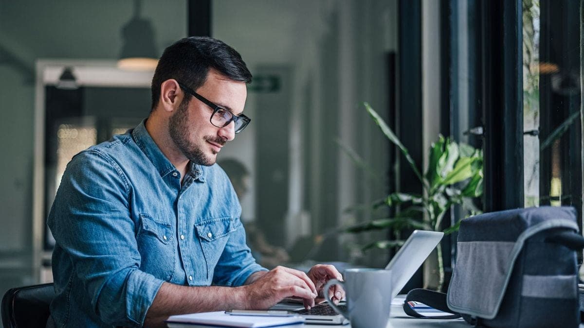 Directivo comercial analizando la estrategia de la empresa